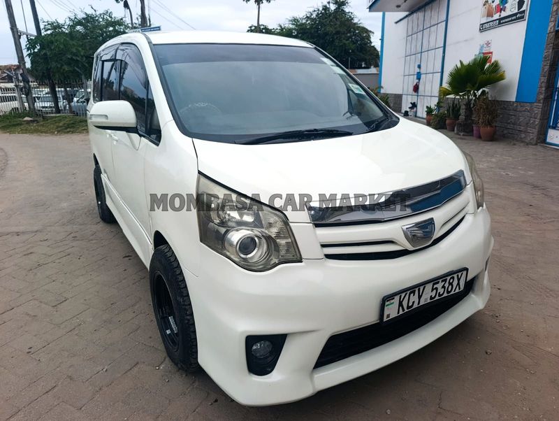 Toyota NOAH SI