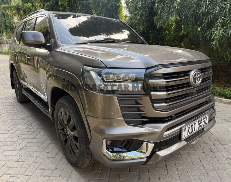 Toyota LAND CRUISER LC200