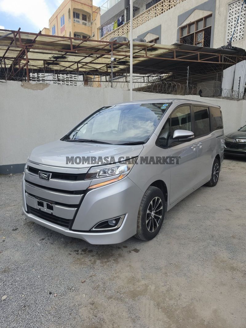 Toyota NOAH Non-HYBRID