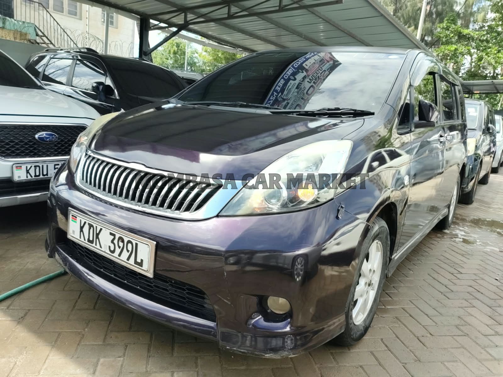 Toyota Isis Platana