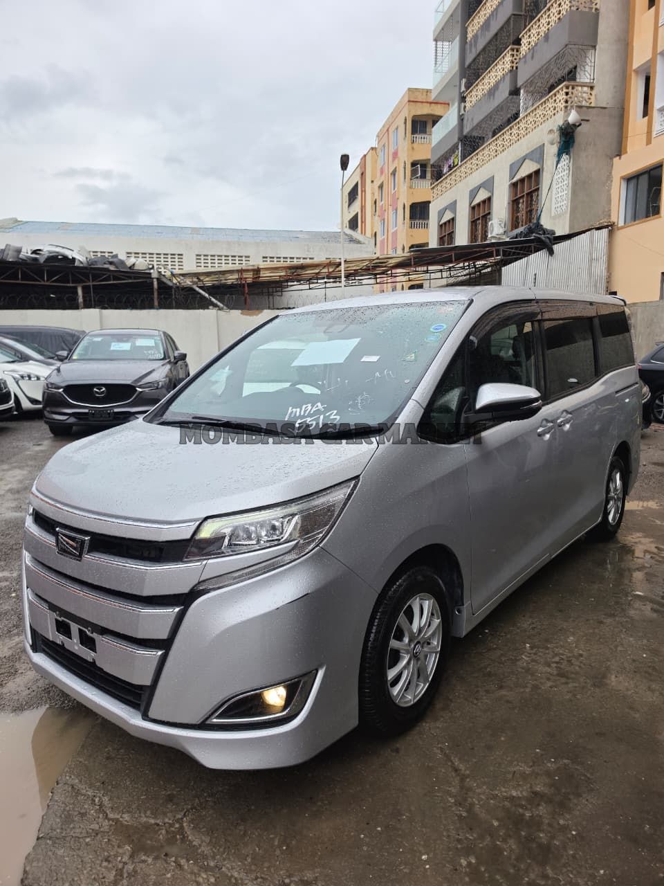 Toyota NOAH Non-HYBRID