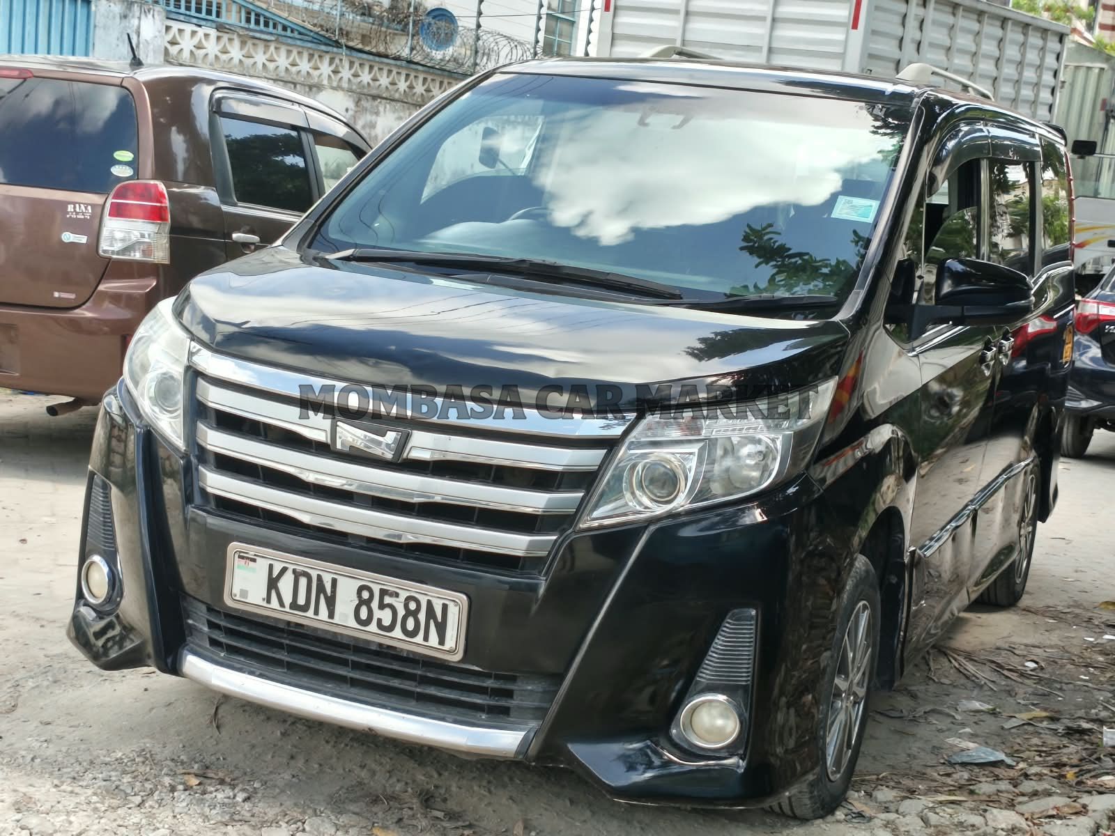 Toyota NOAH Non-HYBRID