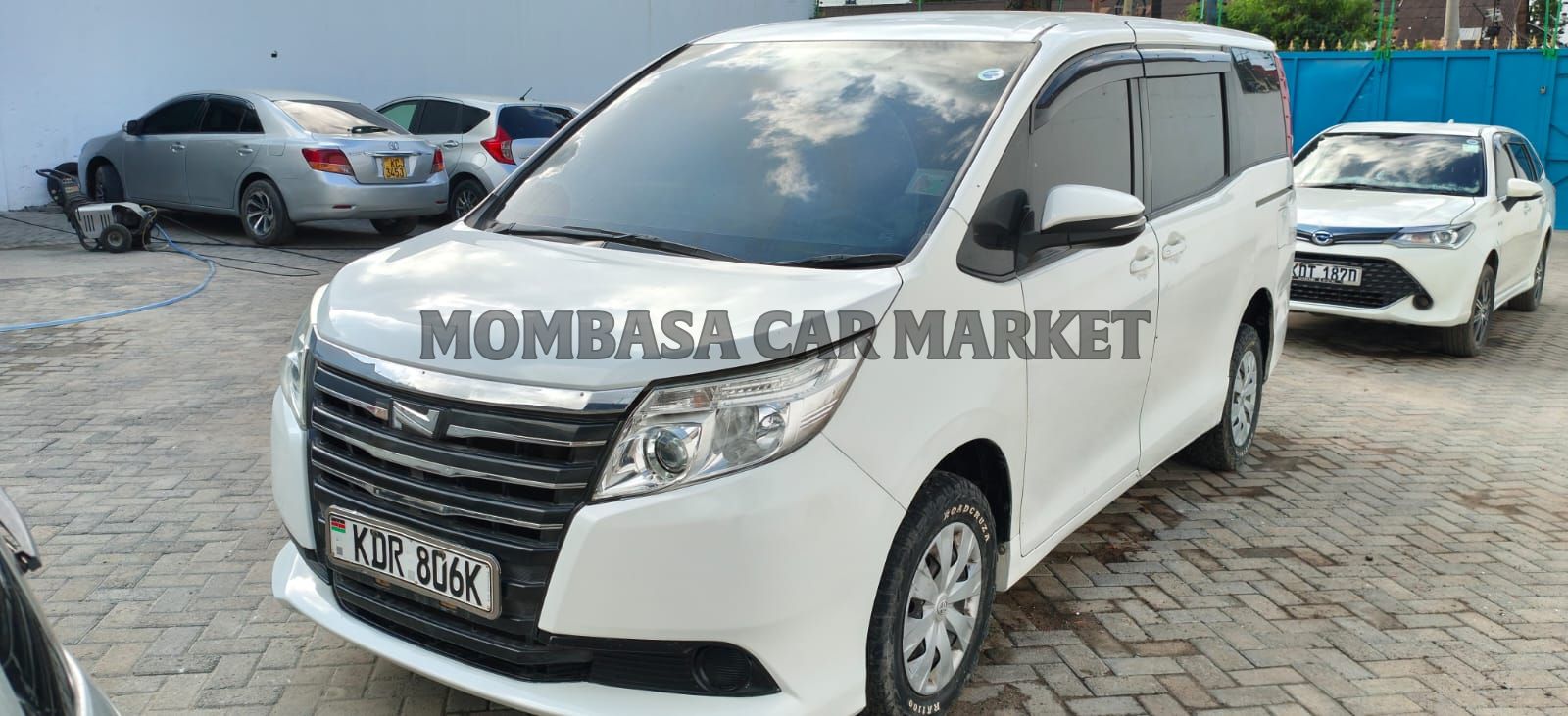 Toyota NOAH HYBRID