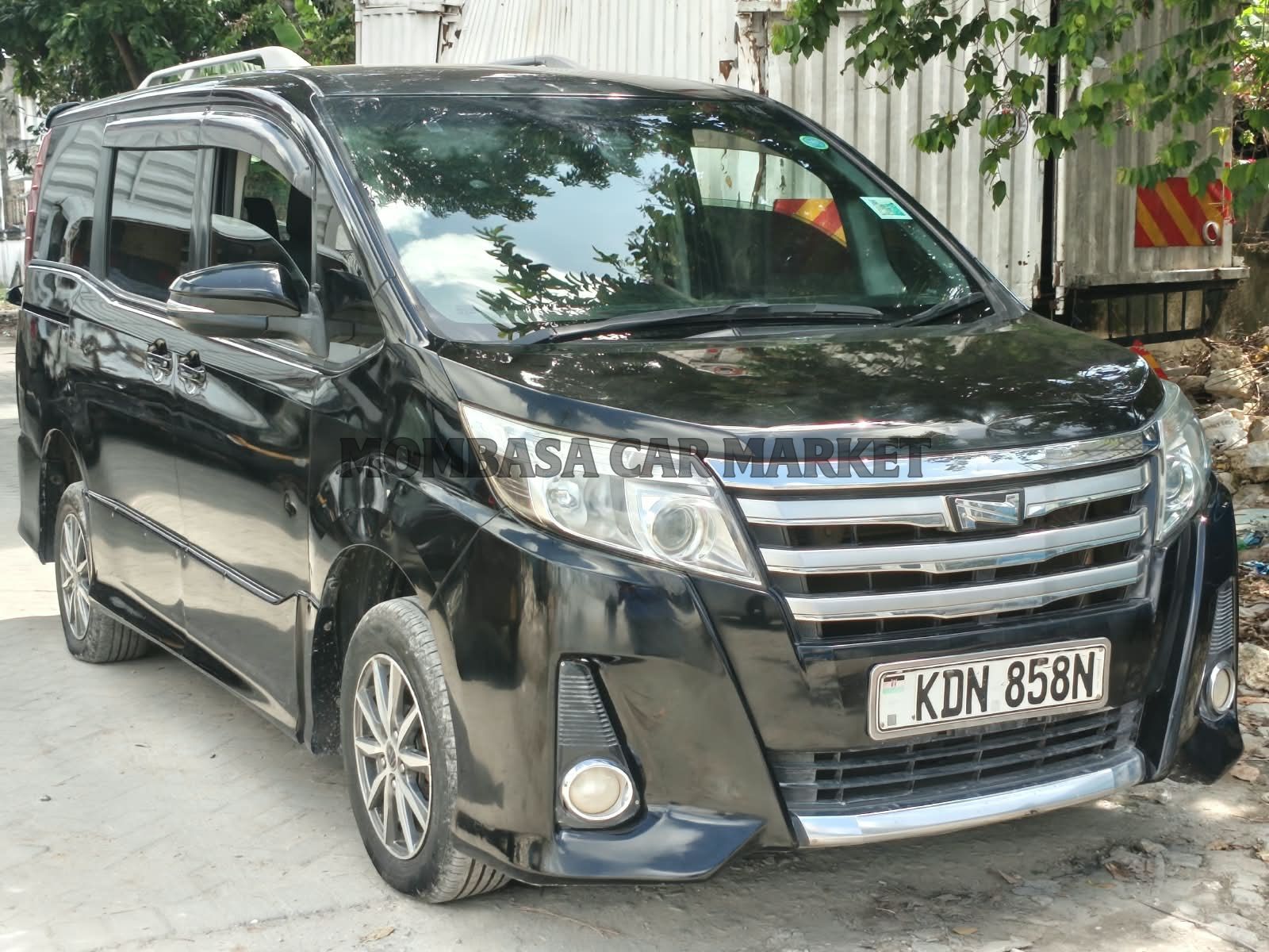 Toyota NOAH Non-HYBRID