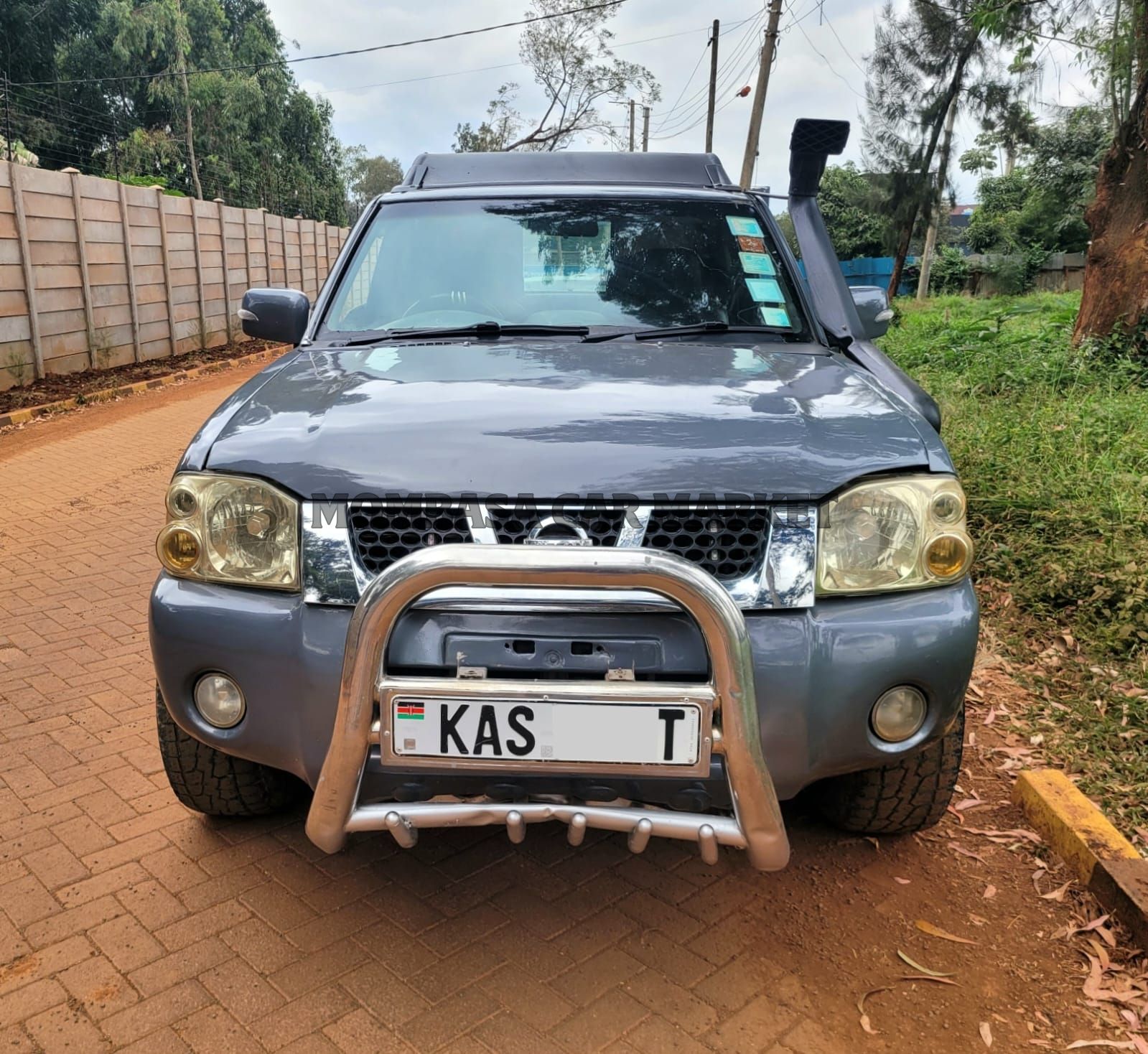 Nissan Np300
